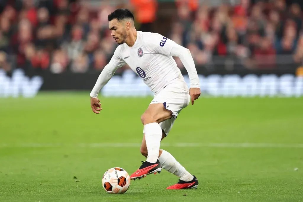 El sueldo de Gabriel Suazo perfectamente podría pagarse en el fútbol chileno. | Foto: Getty Images.