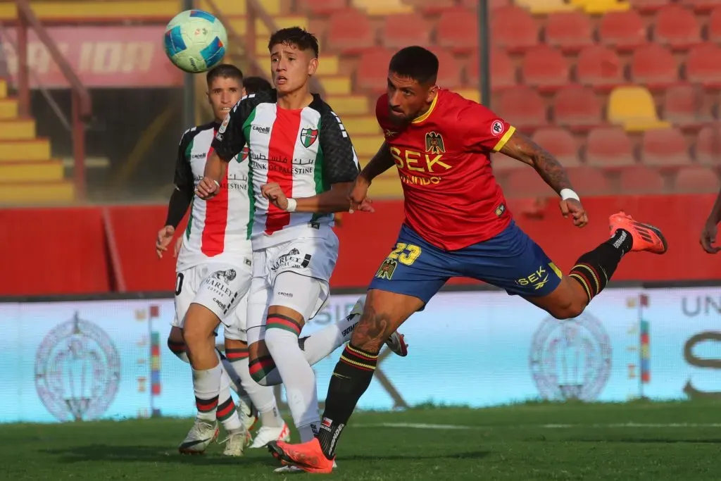 Jeraldino en acción ante Iván Román, quien a los días emigró a Atlético Mineiro de Brasil. (Jonnathan Oyarzun/Photosport).
