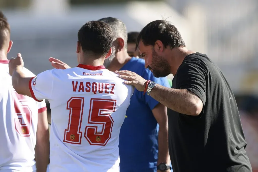 El Coto Sierra le da indicaciones a Rodrigo Vásquez, jugador Sub 21 del plantel que el año pasado estuvo cedido en Ñublense. (Felipe Zanca/Photosport).