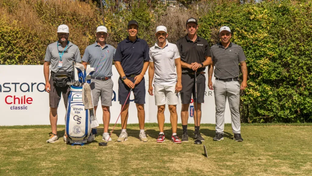 Gonzalo Feito (centro de la imgen de negro) junto a Esteban Paredes (a la derecha con polera a rayas) durante la edición 2024. (Foto: Astara Chile Classic)