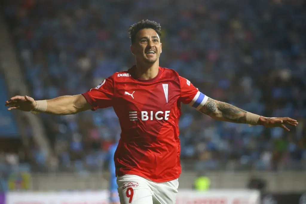 Fernando Zampedri festeja con la roja de la Católica. ¿Hará lo mismo con la de Chile? (Alex Diaz/Photosport).