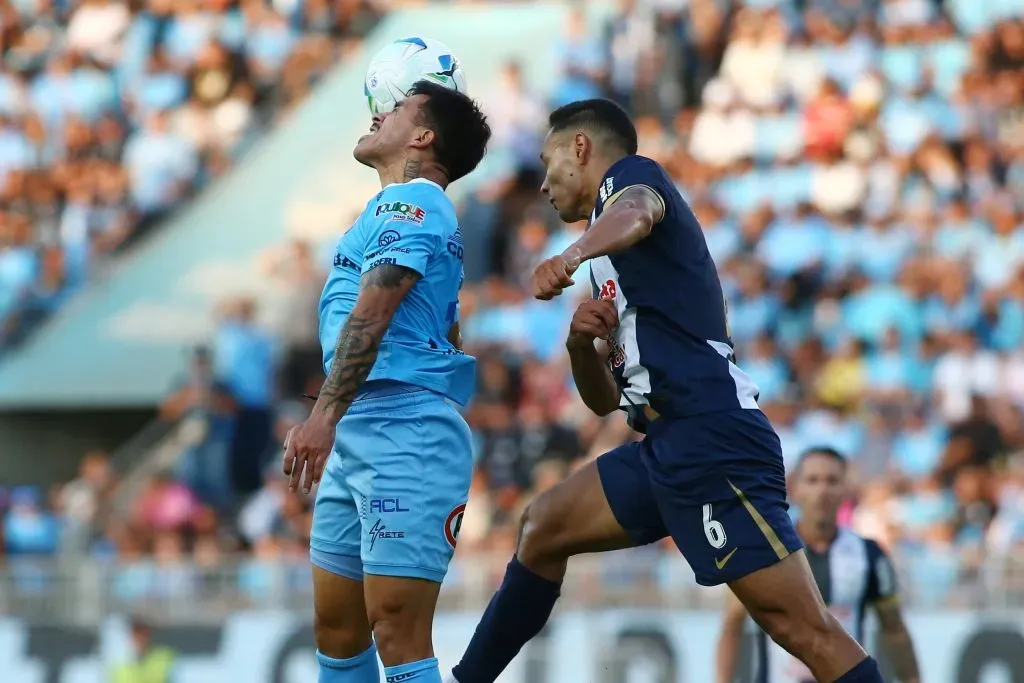 Edson Puch en la lucha aérea ante Renzo Garcés. (Alex Diaz/Photosport).