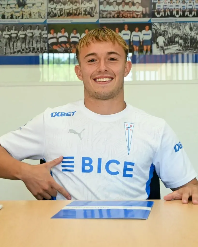 Hiriart firmando hace dos meses en la UC / Foto: Cruzados.