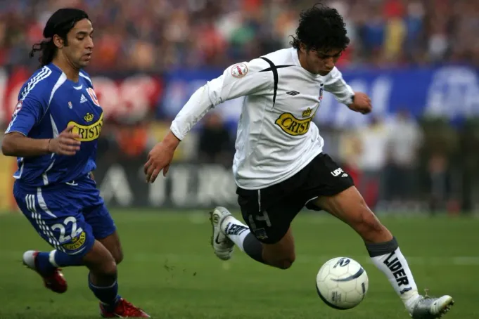 Matías Fernández ante la U de Chile. (Andrés Piña | Photosport).