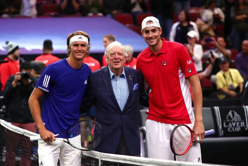 Alexander Zverev (izquierda) junto a Fred Stolle (centro) y John Isner (derecha) en la Laver Cup 2018. (Foto: Clive Brunskill/Getty Images)