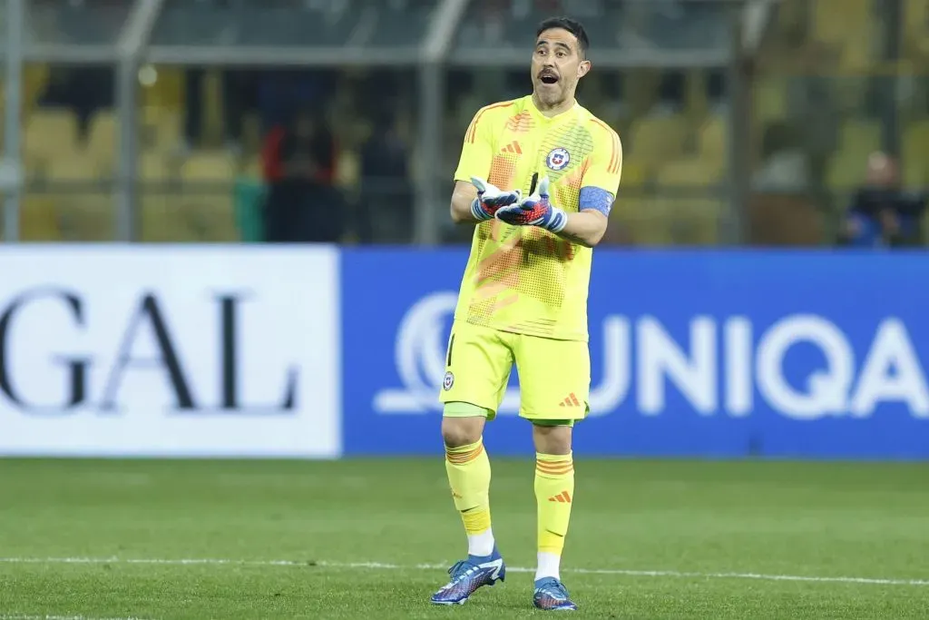 Claudio Bravo pudo llegar a la UC, pero el Tati Buljubasich le dijo que no. Foto: Matteo Ciambelli/Photosport