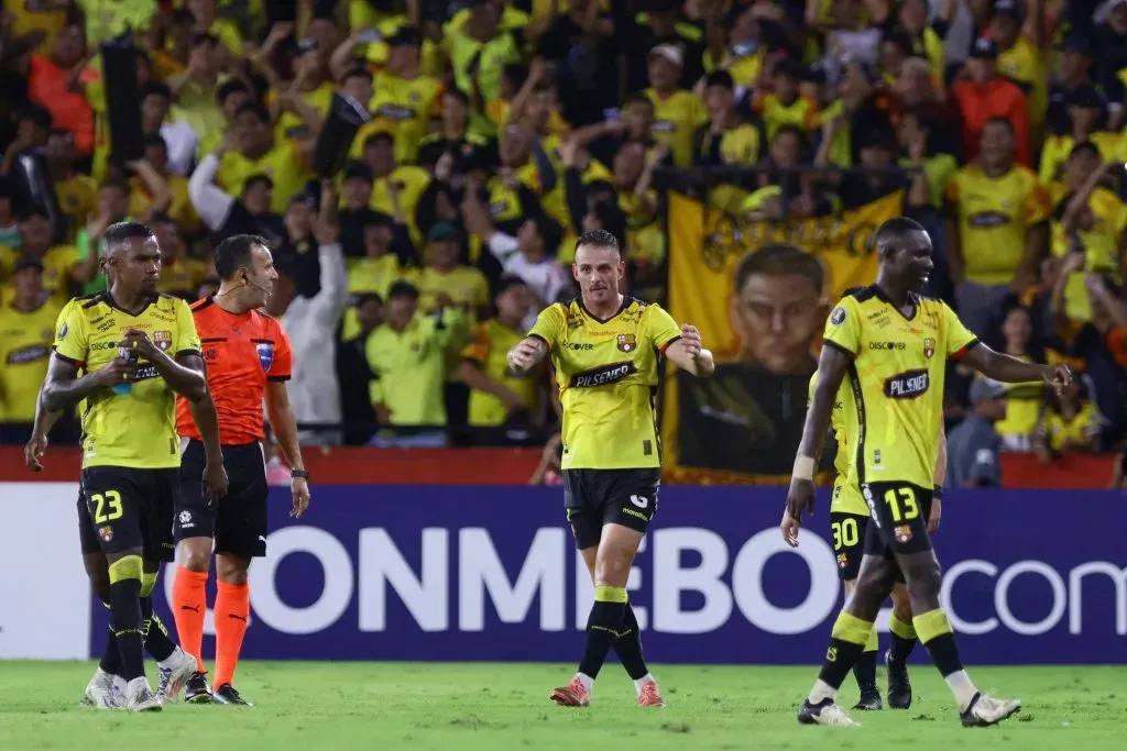Octavio Rivero festeja el 2-0 de Barcelona ante el Timao. (Franklin Jacome/Getty Images).