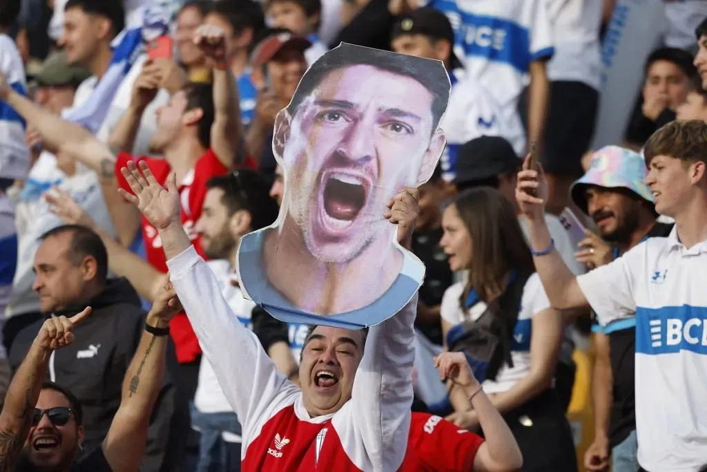 Hinchas de Universidad Católica apoya a Zampedri (2024) (Photosport).