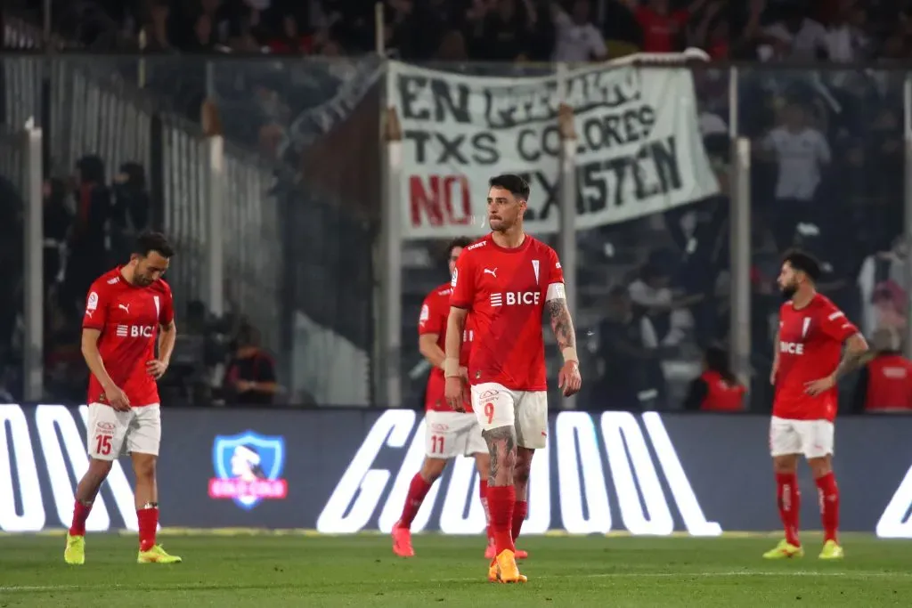 Universidad Católica busca opciones para jugar ante Colo Colo. Foto: Jonnathan Oyarzun/Photosport