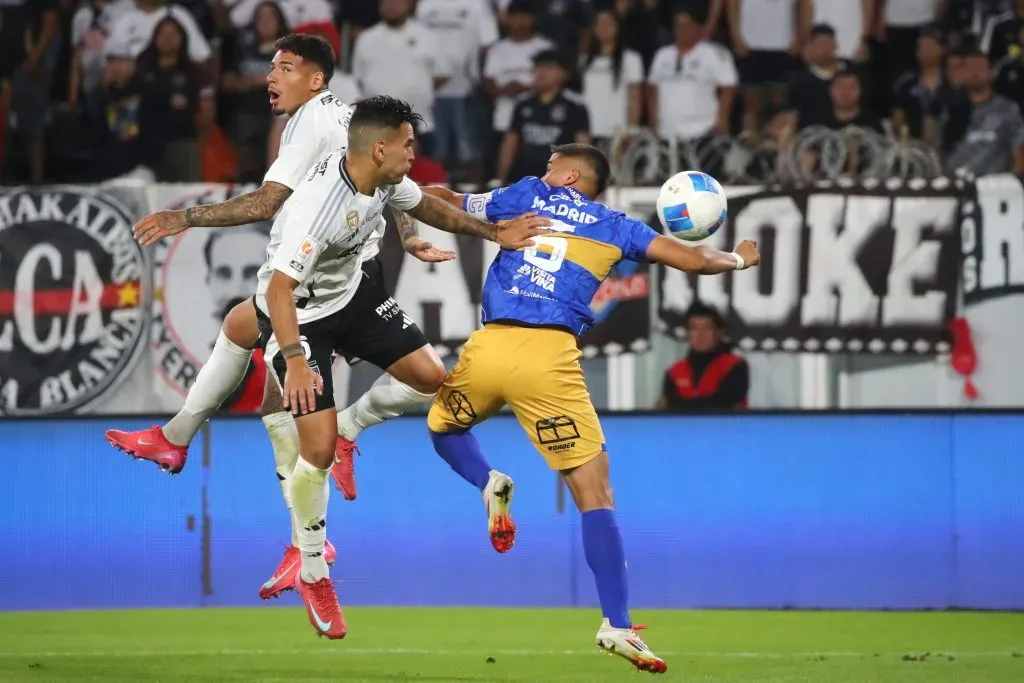 Sebastián Vegas y Alan Saldivia ante Everton. (Jonnathan Oyarzun/Photosport).