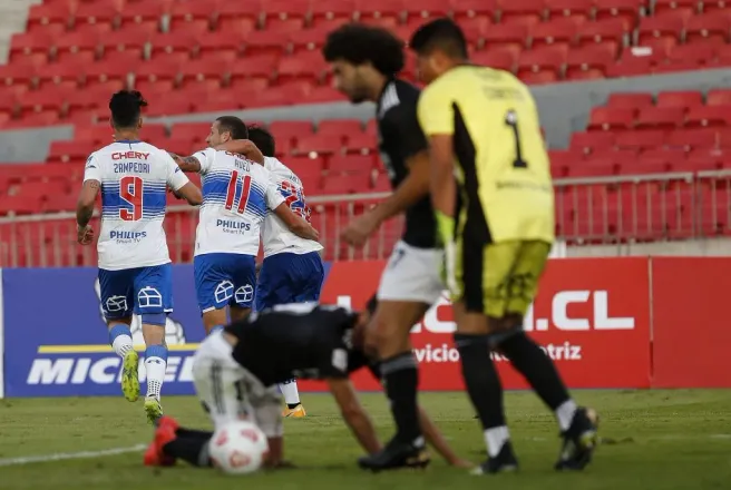 La UC celebra uno de los dos goles de Gonzalo Tapia en la Supercopa 2021. (Marcelo Hernandez/Photosport).