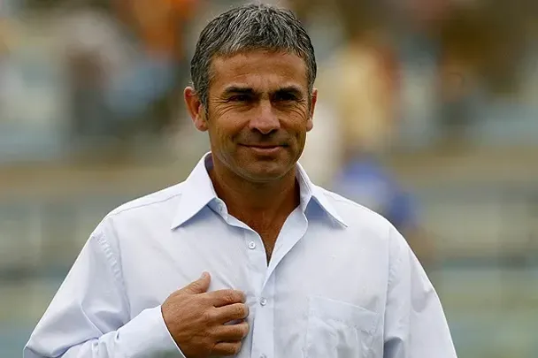 Juvenal Olmos ya no dirigirá profesionalmente tras años ofreciéndose a Universidad Católica. | Foto: Archivo.