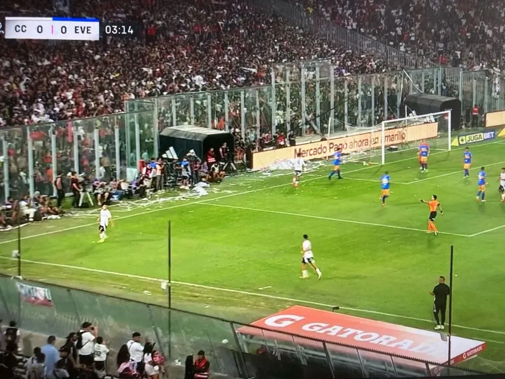 El momento en que Colo Colo gana un córner y Almirón se molesta por no poder jugarlo rápido