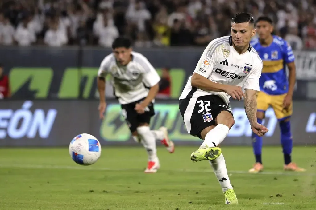 El zurdazo de Lucas Cepeda desde el punto penal ante Everton. (Felipe Zanca/Photosport).