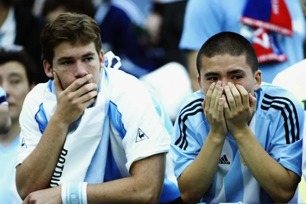Hinchas consternados tras la eliminación de Argentina del Mundial 2002 (Getty Images).