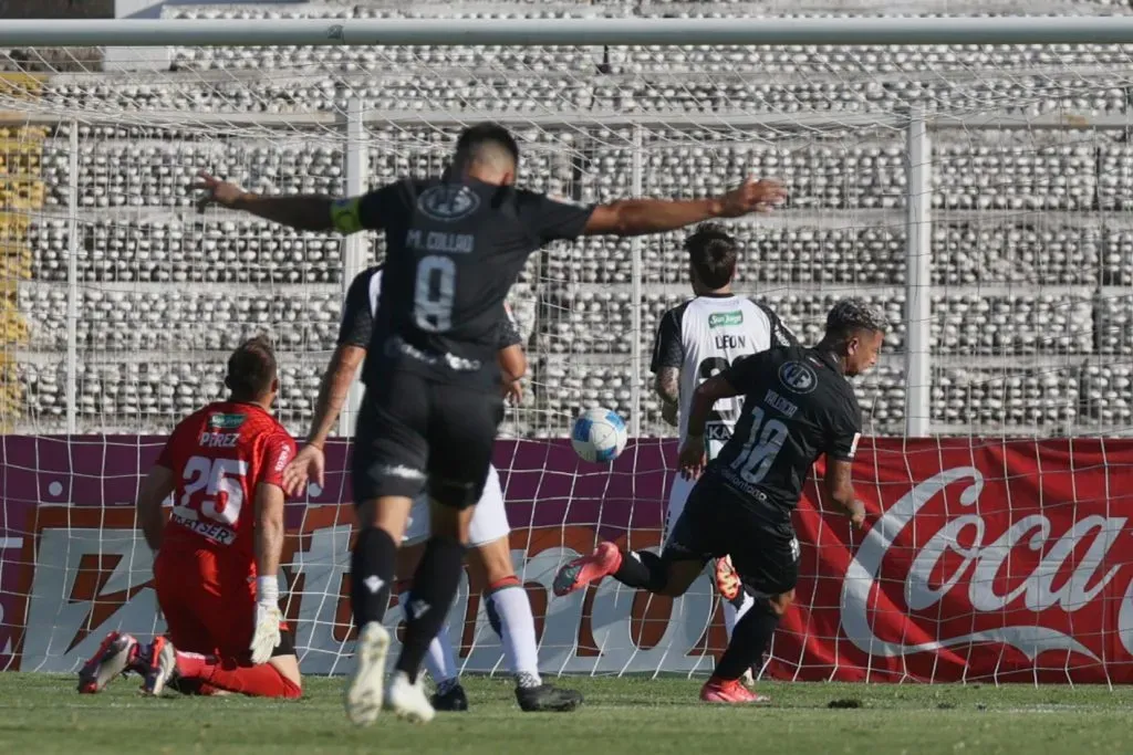 La exquisita definición de Leo Valencia ante el Zanahoria Pérez. (Dragomir Yankovic/Photosport).