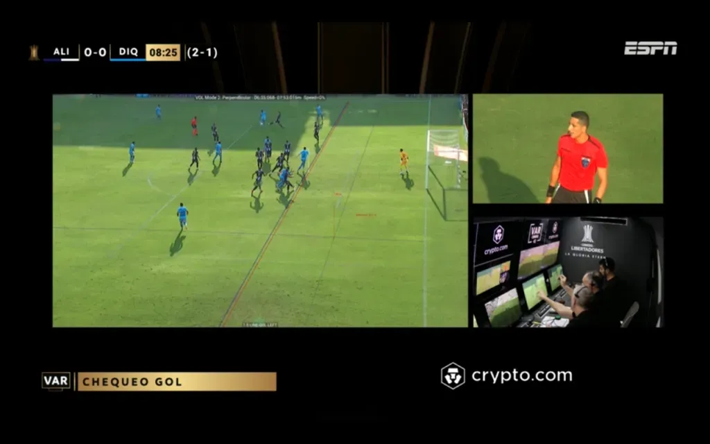 La revisión del VAR en el gol de Iquique.