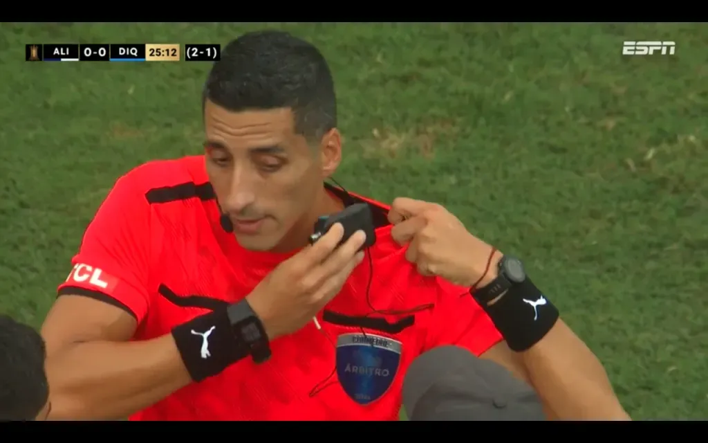 El intercomunicador falló muchas veces durante el partido.