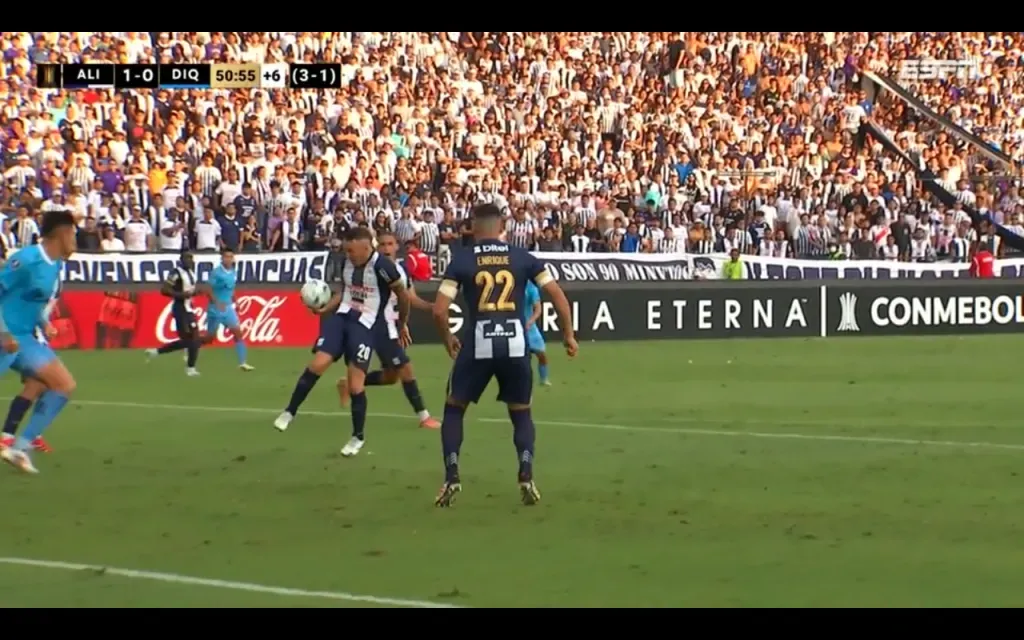 La mano no cobrada en el final del primer tiempo.