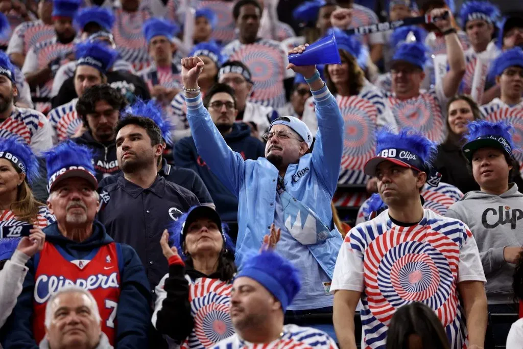 Fanáticos de los LA Clippers en un partido en el Intuit Dome el 4 de febrero de 2025 (Getty Images).