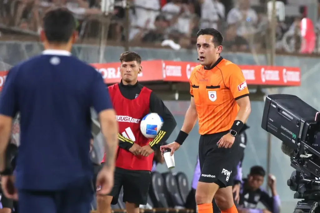 El aludido vaso con líquido que Manuel Vergara no dejó pasar en su escrito. Foto: Jonnathan Oyarzun/Photosport