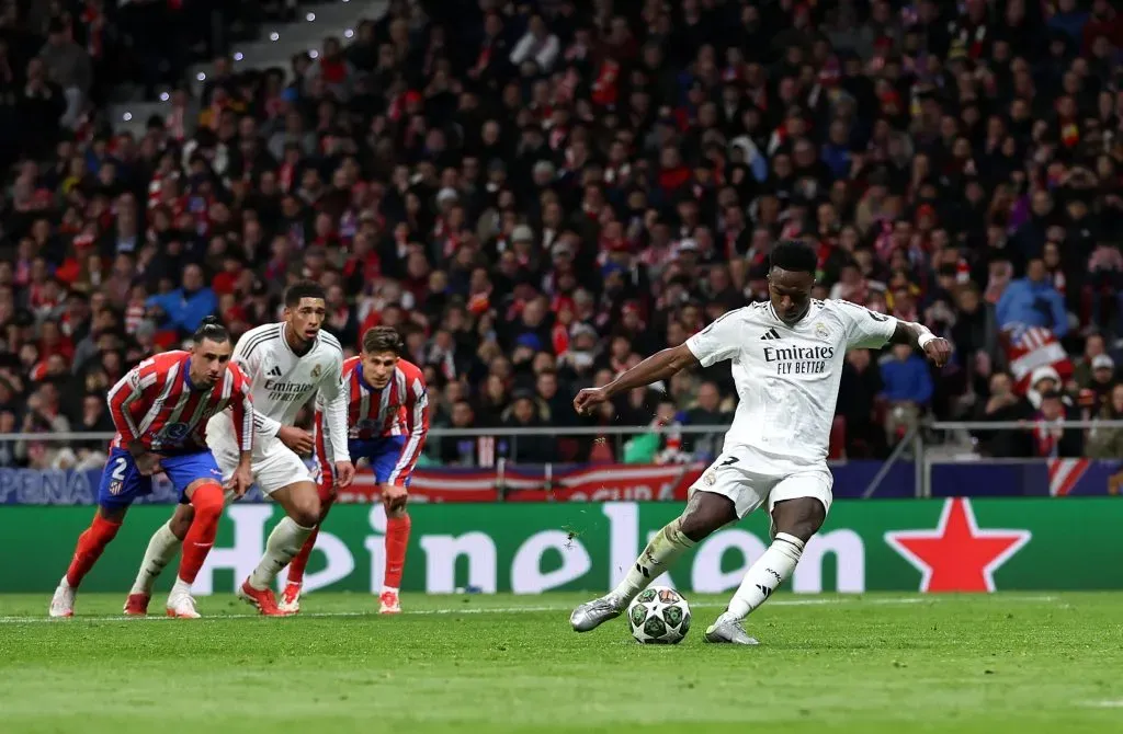 Vinícius tiró su penal muy desviado. (Florencia Tan Jun/Getty Images).