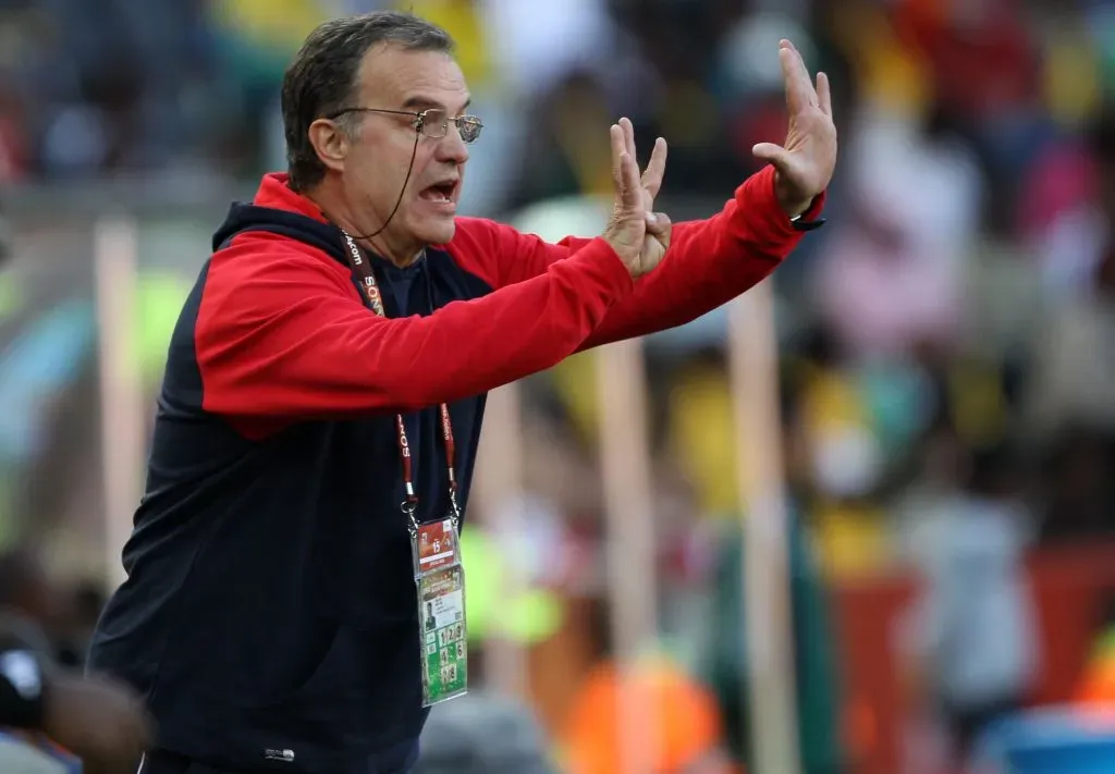 Marcelo Bielsa en el partido que Chile le ganó a Honduras en el Mundial de Sudáfrica 2010. (Andrés Piña | Photosport).