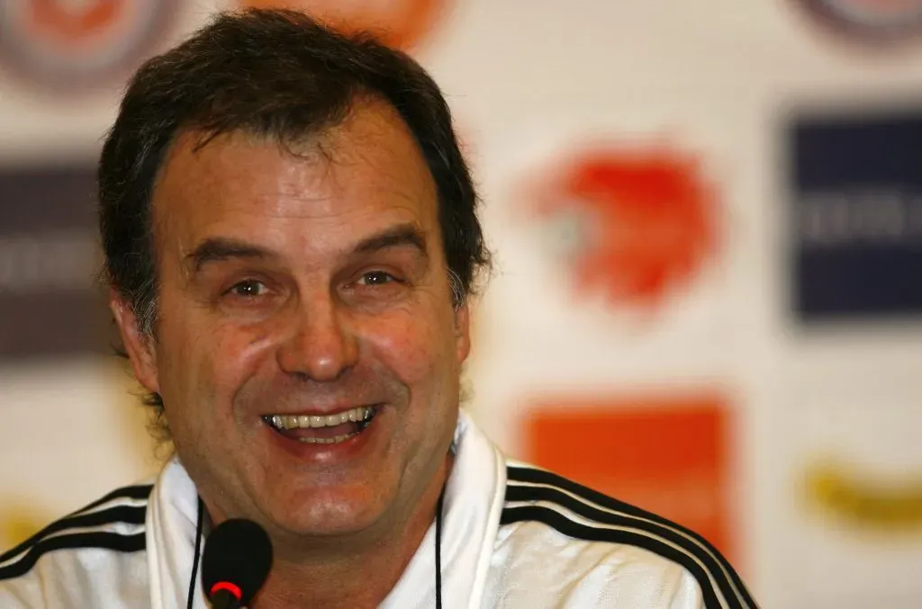 Marcelo Bielsa en su presentación como DT de la selección chilena. (Foto: Andrés Piña | Photosport).
