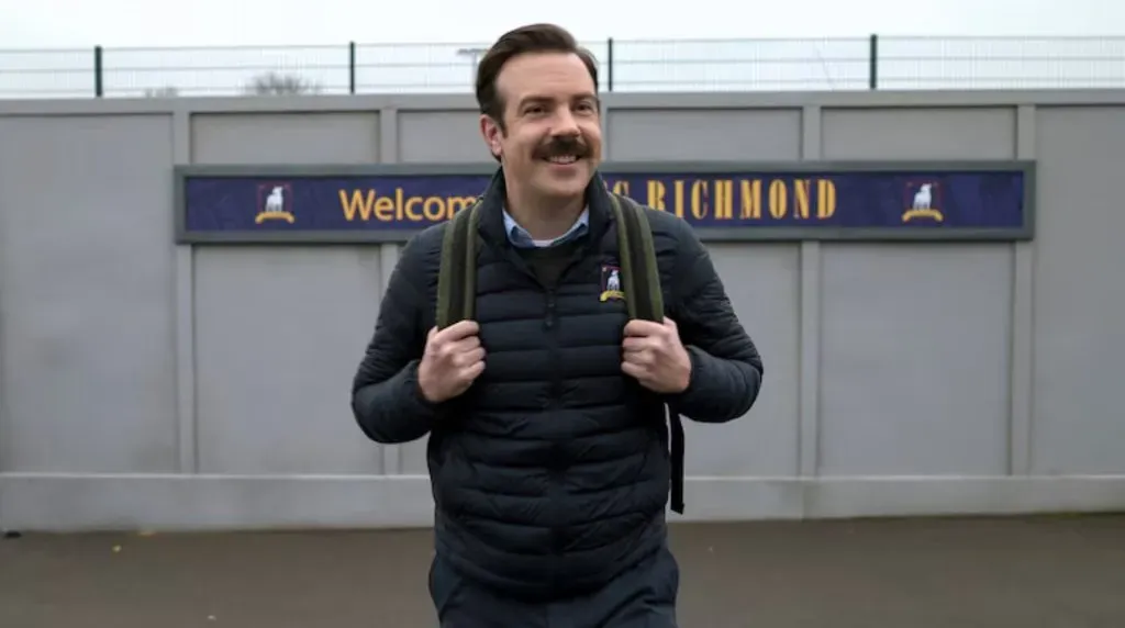 Ted Lasso se vuelve a poner el traje para dirigir en la cuarta entrega. Foto: AppleTV+