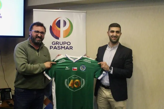 Además de su presencia en Colo Colo, Aziz Mosa es por medio del holding Grupo Pasmar uno de los auspiciadores de Deportes Puerto Montt. | Foto: DPM.