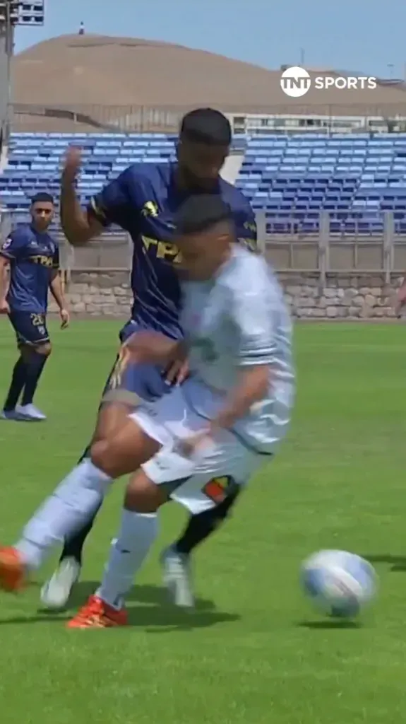 Augusto Barrios eludió así a Diego Torres. (Captura TNT Sports).