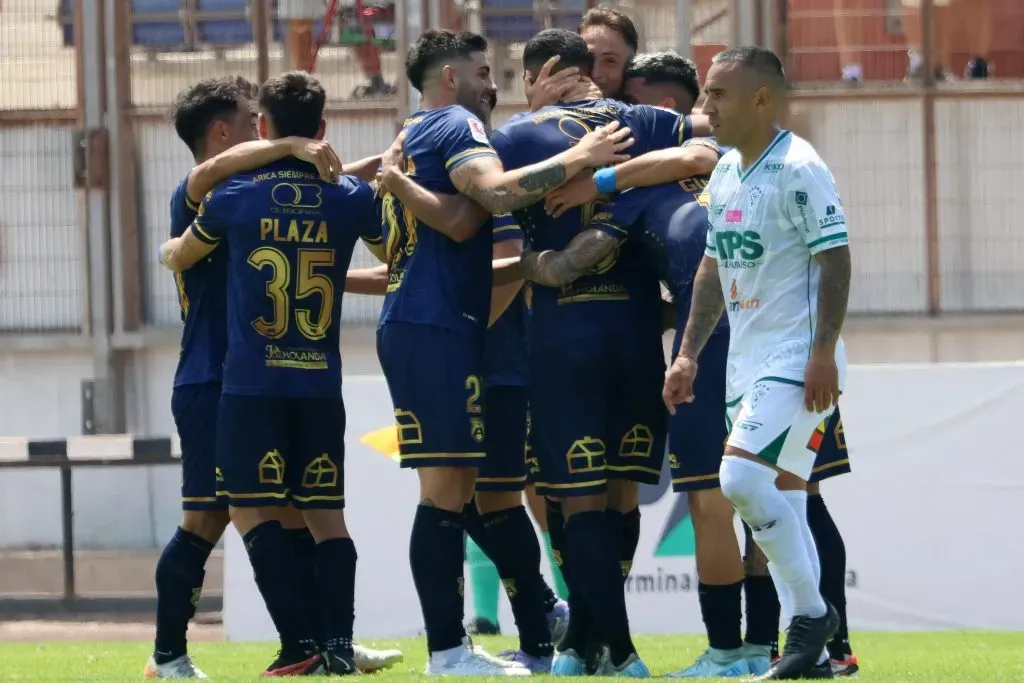 Así celebraron todos en San Marcos de Arica junto a Augusto Barrios. (Andy Manzanares/Photosport).