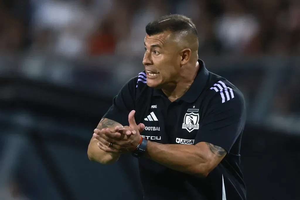 Jorge Almirón se embarcó rumbo a Asunción para presenciar el sorteo de la Libertadores. (Felipe Zanca/Photosport).