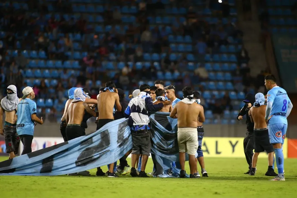 Los delincuentes en la cancha del Tierra de Campeones. Foto: Alex Diaz/Photosport