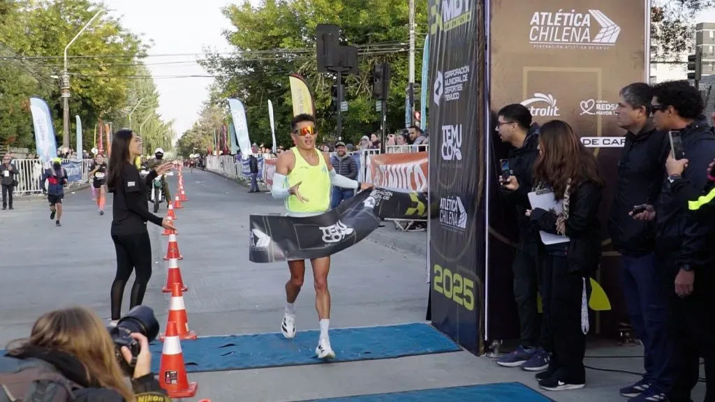 Hugo Catrileo, se llevó el primer lugar en los 21K, demostrando su habilidad y resistencia en la pista.