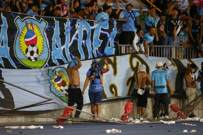 Parte de la invasión en el Tierra de Campeones. (Alex Diaz/Photosport).