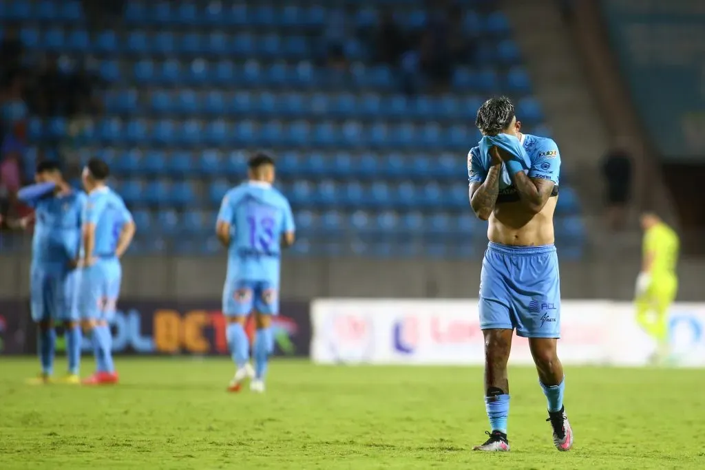 Bryan Soto se lamenta tras el 4-0 de Unión Española a Deportes Iquique. (Alex Diaz/Photosport).