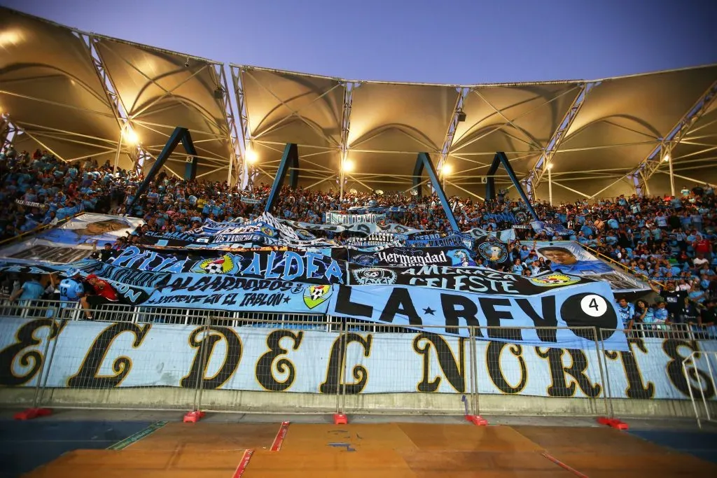 La hinchada de Deportes Iquique en el suspendido duelo ante Unión Española. (Alex Diaz/Photosport).