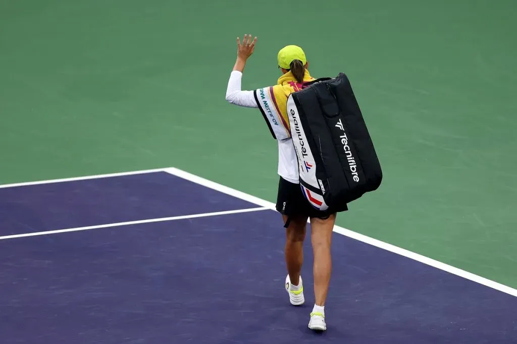 Iga Swiate abandona la cancha tras perder las semifinales de Indian Wells 2025 (Getty Images).