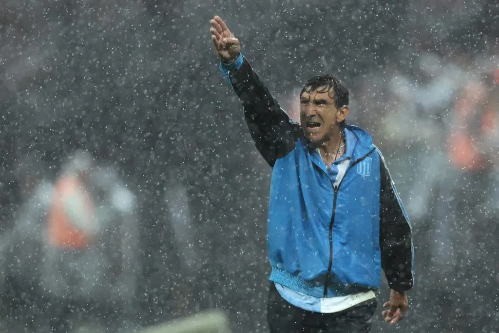 Gustavo Costas volverá, una vez más, a Chile pero esta vez junto a Racing por la Copa Libertadores 2025. Foto: Alexandre Schneider/Getty Images.