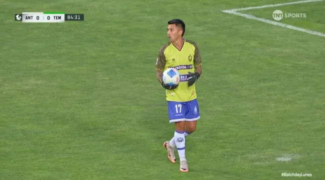 Byron Nieto tras tomar la primera pelota como arquero. (Captura TNT Sports).