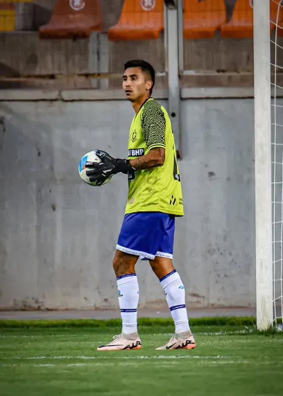 Byron Nieto tuvo mucho trabajo en los minutos como arquero de los Pumas. (Foto: Miguel Zamora | Deportes Antofagasta).
