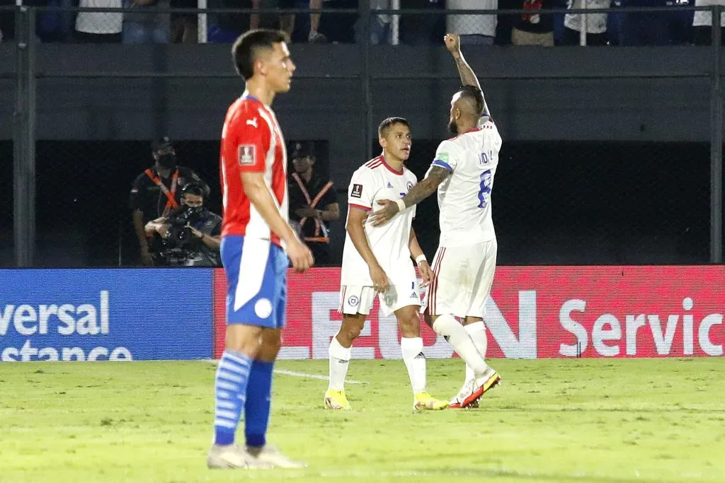 Alexis Sánchez y Arturo Vidal vuelven a Asunción. (Photo by Christian Alvarenga/Getty Images)