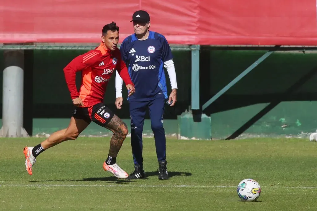 Fernando Zampedri en acción durante una práctica de la selección chilena. (Jonnathan Oyarzun/Photosport).