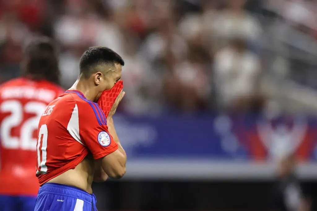 Alexis Sánchez será baja en la selección chilena frente a Paraguay. Foto: Omar Vega/Getty Images.