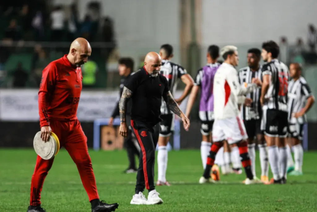 Sampaoli camina junto a Pablo Fernández, su PF.