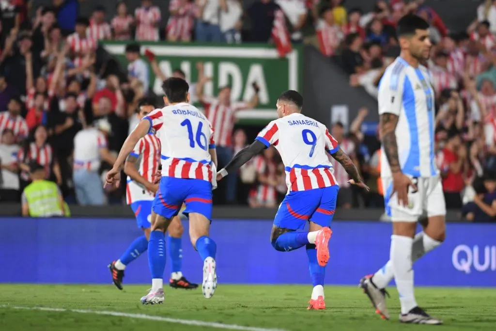 Así celebró el Toni Sanabria el golazo que le anotó a Argentina. (Christian Alvarenga/Getty Images).