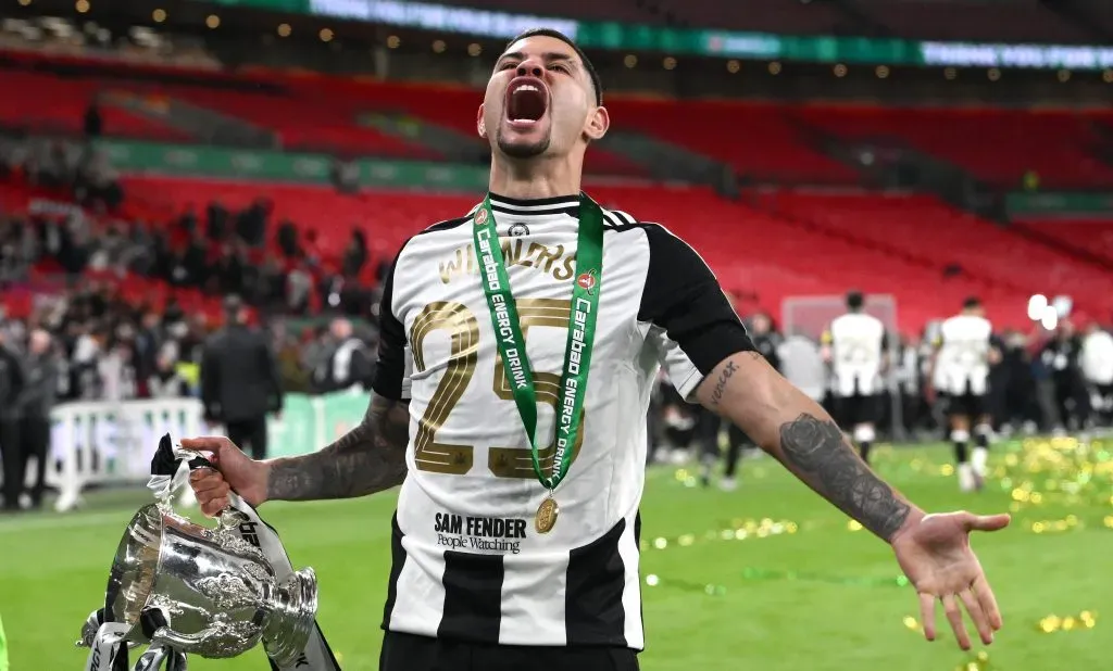 Bruno Guimaraes celebra el título con el Newcastle. (Stu Forster/Getty Images).