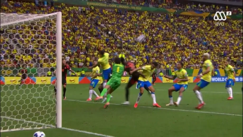 El duro cabezazo entre Alisson y Sánchez