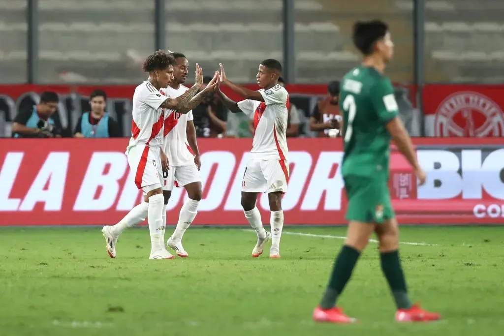 Los peruanos todavía sueñan con el Mundial. (Photo by Raul Sifuentes/Getty Images)